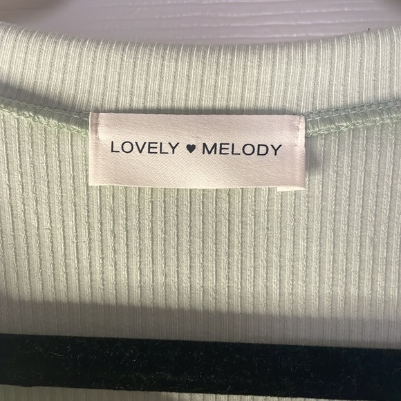 Beautiful sage green ribbed top with floral flutter sleeves NWOT - Picture 2 of 7